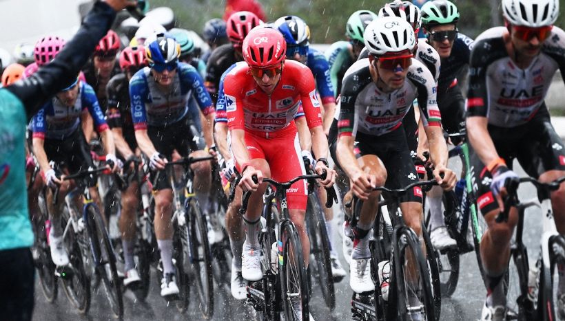 Vuelta, la grandine obbliga i corridori a fermarsi (Pogacar per primo): tappa annullata, c'era Fortunato in fuga