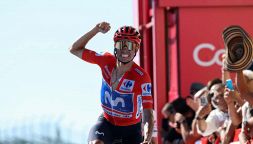 Vuelta, Mas si traveste da Pogacar: successo imperiale ad Alto de Aitana. Pidcock trionfo Mondiale, delusione Van der Poel