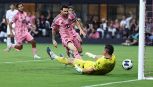 Messi più forte del black out e del diluvio: torna titolare, fa due gol e un assist e trascina l'Inter Miami, altro che ritiro