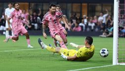 Messi più forte del black out e del diluvio: torna titolare, fa due gol e un assist e trascina l'Inter Miami, altro che ritiro