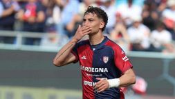 “Via senza autorizzazione”, il Cagliari accusa Sebastiano Esposito: dopo Zaniolo e Banda, l’ennesimo caso dell’estate