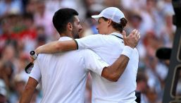 “Sinner e Djokovic sono ossessionati”, la rivelazione di Panichi. Jannik, ansia per il ginocchio e il rischio agli US Open