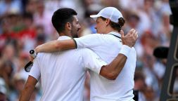 “Sinner e Djokovic sono ossessionati”, la rivelazione di Panichi. Jannik, ansia per il ginocchio e il rischio agli US Open