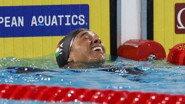 Europei, Sara Curtis da leggenda: oro con record del mondo. La gioia di mamma e papà e i paragoni con Pellegrini