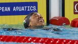 Europei, Sara Curtis da leggenda: oro con record del mondo. La gioia di mamma e papà e i paragoni con Pellegrini