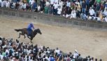 Palio di Siena, Tittia toglie la cuffia al Nicchio ma viene travolto perde i sensi: che paura dopo la vittoria