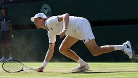 “Sinner si è infortunato a Wimbledon”, la rivelazione di Rusedski. Federer si schiera con Alcaraz e Jodar