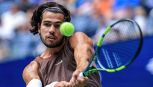 US Open, Alcaraz ritorna da dominatore: messaggio a Sinner. Fils crolla contro Tsitsipas, subito fuori Arnaldi