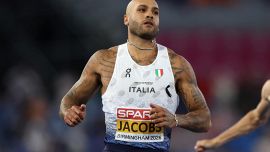 Atletica, Jacobs ko durante la finale, problema all'adduttore: sfuma l'oro, staffetta a rischio, caos sui social