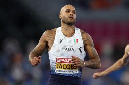 Atletica, Jacobs ko durante la finale, problema all'adduttore: sfuma l'oro, staffetta a rischio, caos sui social