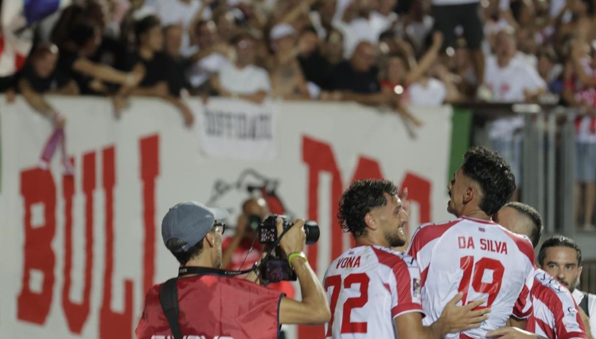 L'esultanza di Da Silva del Barletta dopo il gol al Bari (LPS)