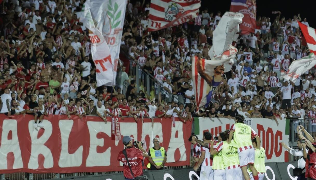 https://wips.plug.it/cips/sport.virgilio.it/cms/2026/08/la-gioia-del-barletta-dopo-il-3-0-al-bari-lps.jpg