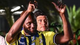 Lukaku sulle orme del padre: è già un idolo al Fenerbahce, il coro che infiamma i tifosi e la promessa del bomber