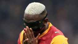 Galatasaray, Leao snobba un tifoso e Osimhen rifiuta la 9 di Icardi. L’ex Inter furioso: lo schiaffo al club