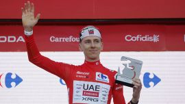 Vuelta, è subito Pogacar show: vince la crono di Montecarlo per 9 centesimi e conquista la prima maglia rossa