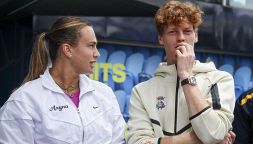 Passione Ferrari per Sinner e Sabalenka, Jannik "beccato" a Montecarlo mentre Aryna presenta la sua Purosangue