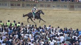 Palio di Siena, la pioggia obbliga al rinvio di 24 ore. Ma domani il meteo è sfavorevole: si potrebbe correre martedì 18