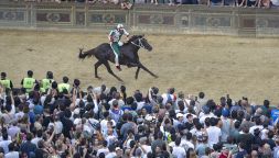 Palio di Siena, la pioggia obbliga al rinvio di 24 ore. Ma domani il meteo è sfavorevole: si potrebbe correre martedì 18