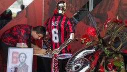 Baresi 6 per sempre, l'omaggio dei tifosi a Casa Milan è commovente: maglie, bandiere, sciarpe, lacrime e bigliettini