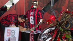 Baresi 6 per sempre, l'omaggio dei tifosi a Casa Milan è commovente: maglie, bandiere, sciarpe, lacrime e bigliettini