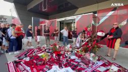 Franco Baresi, l'omaggio dei tifosi davanti a Casa Milan