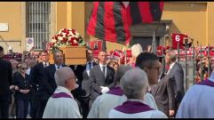 Migliaia di tifosi ai funerali di Baresi: "Ciao Capitano"