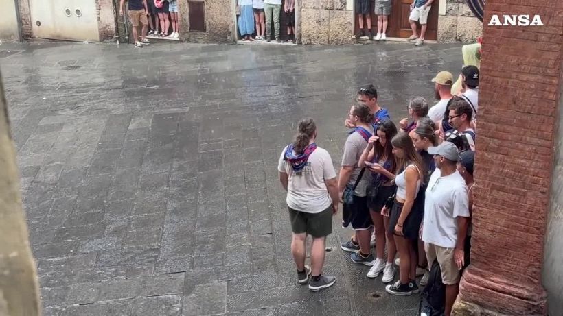 Palio di Siena rinviato a domani per la pioggia