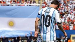 L’addio di Messi, le lacrime della mamma, quanti messaggi: da Infantino a Colapinto