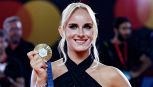 Alice D'Amato a Venezia 2026, oro olimpico come accessorio per l'abito lungo nero assoluto e smoky eyes