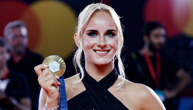 Alice D'Amato a Venezia 2026, oro olimpico come accessorio per l'abito lungo nero assoluto e smoky eyes