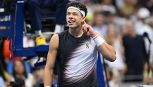 US Open, Shelton travolge Tsitsipas e trova Alcaraz, crollo Medvedev: Daniil cede a Tiafoe, sfogo clamoroso