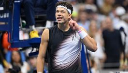US Open, Shelton travolge Tsitsipas e trova Alcaraz, crollo Medvedev: Daniil cede a Tiafoe, sfogo clamoroso