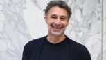 Raoul Bova sveste il ruolo Don Matteo per Tutto l'amore che resta, chi è l'ex campione di nuoto, 4 figli, l'impegno civile e Beatrice Arnera