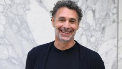 Raoul Bova sveste il ruolo Don Matteo per Tutto l'amore che resta, chi è l'ex campione di nuoto, 4 figli, l'impegno civile e Beatrice Arnera