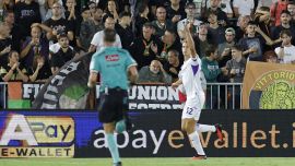 Venezia-Fiorentina, moviola: Ayroldi costretto a fare l’assistente, all’arbitro basta la parola, tafferugli tra le panchine nel Mastantuono-day