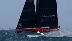 Incidente all'America's Cup a Napoli, ferito il timoniere di GB1 dopo uno scontro con Alinghi