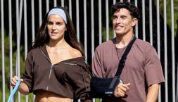 Marquez choc, mostra le cicatrici sul braccio destro e bacchetta la Ducati. Gemma Pinto: "Marc è inarrestabile"