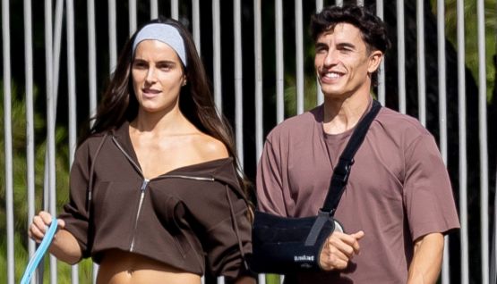 Marquez choc, mostra le cicatrici sul braccio destro e bacchetta la Ducati. Gemma Pinto: "Marc è inarrestabile"