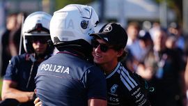 Monza, il gesto nobile di Antonelli: l'abbraccio coi poliziotti che lo hanno scortato, che accoglienza per Kimi