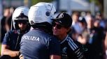Monza, il gesto nobile di Antonelli: l'abbraccio coi poliziotti che lo hanno scortato, che accoglienza per Kimi