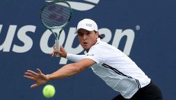 US Open, l’Italia si aggrappa a Darderi: Luciano vendica Musetti. Cobolli crolla con Blockx, disastro Fritz