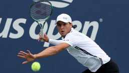 US Open, l’Italia si aggrappa a Darderi: Luciano vendica Musetti. Cobolli crolla con Blockx, disastro Fritz
