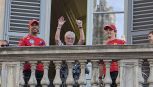 Hamilton, Leclerc e non solo: ovazione per Carmen Larbalestier, la mamma di Hamilton acclamata dai tifosi Ferrari