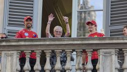 Hamilton, Leclerc e non solo: ovazione per Carmen Larbalestier, la mamma di Lewis acclamata dai tifosi Ferrari