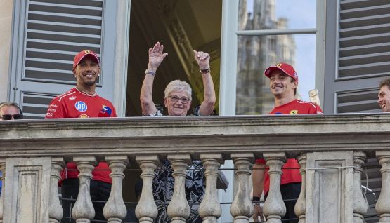 Hamilton, Leclerc e non solo: ovazione per Carmen Larbalestier, la mamma di Lewis acclamata dai tifosi Ferrari