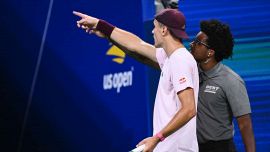 US Open, nervi tesi a New York: il bruttissimo gesto di Potapova, Mensik litiga con un tifoso. Organizzatori nel mirino
