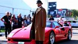 Hamilton che stile: a Monza sfida il caldo in cappotto e con la sua Ferrari F40 rievoca la prima foto a Maranello