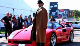 Hamilton che stile: a Monza sfida il caldo in cappotto e con la sua Ferrari F40 rievoca la prima foto a Maranello