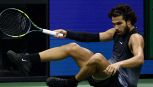 US Open, Shelton elimina Alcaraz dopo una maratona: orario folle, polemiche sugli organizzatori. E Carlos si sente male