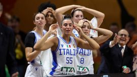 Mondiali basket, l’Italia sfiora l’impresa: gli USA di Caitlin Clark beffano nel finale le Azzurre, che però sorridono